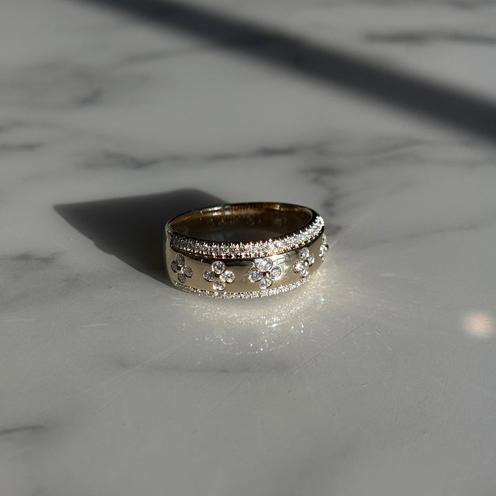 0.50ctw Diamond Clover Band Ring in 14K Yellow Gold (7.8mm)