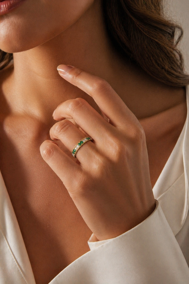 Colombian Emerald & Diamond Eternity Vintage Band (2.5mm, 1.00ctw)