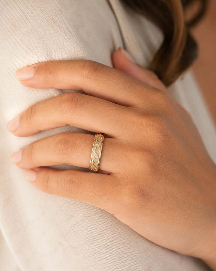 The Kanagawa — 4mm Ocean Wave Solid Gold Wedding Band