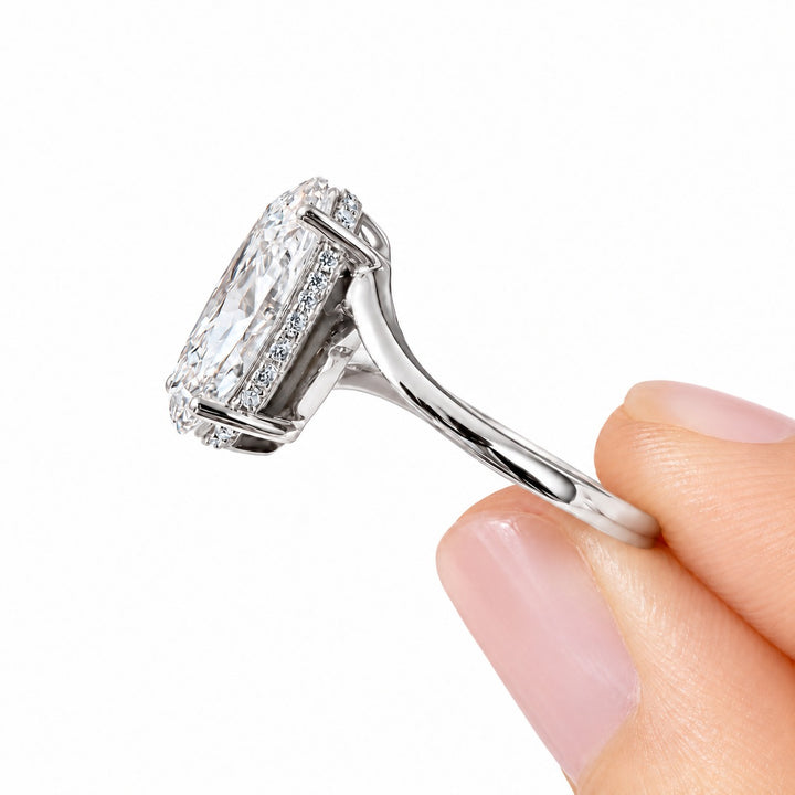 The Arcadia in 14K white gold, close-up in hand