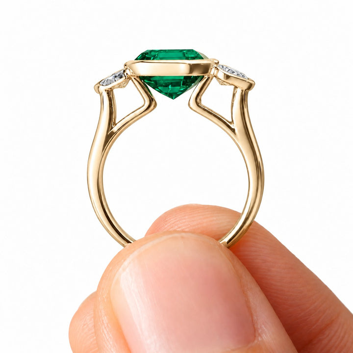 The Embrace — Emerald & Diamond Ring in 14K yellow gold, profile