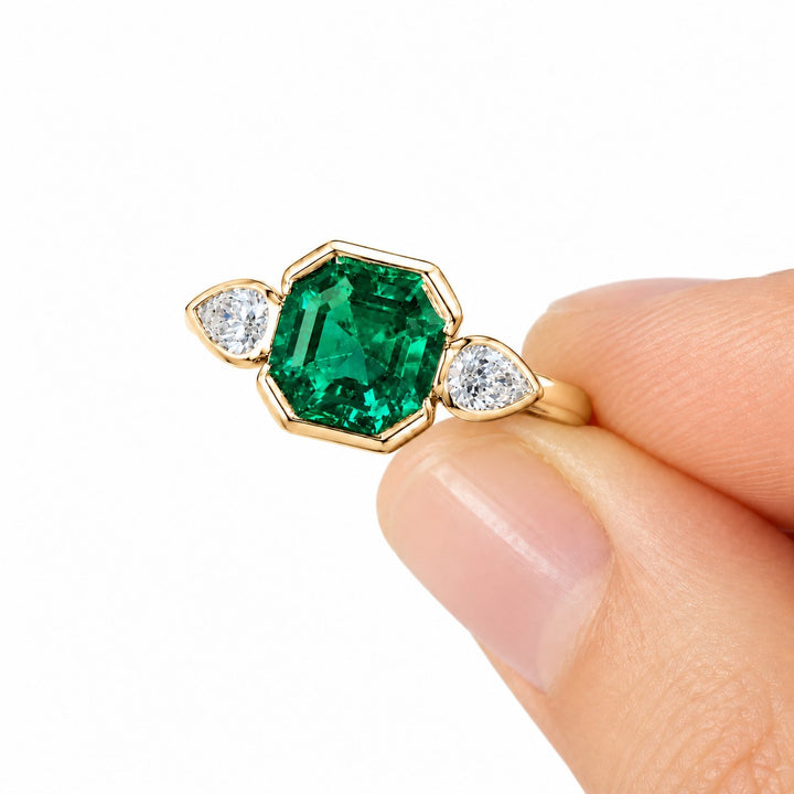 The Embrace — Emerald & Diamond Ring in 14K yellow gold, detail