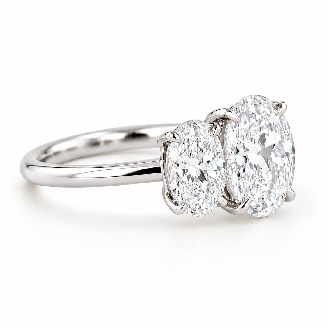 The Étoile in 14K white gold, angled view