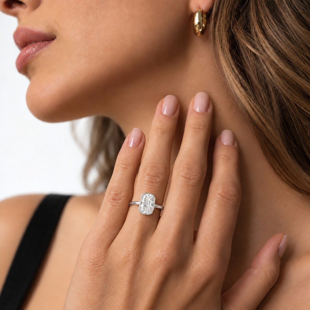 The Frame in 14K white gold, on the hand