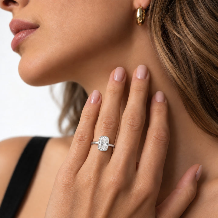 The Frame in 14K white gold, on the hand