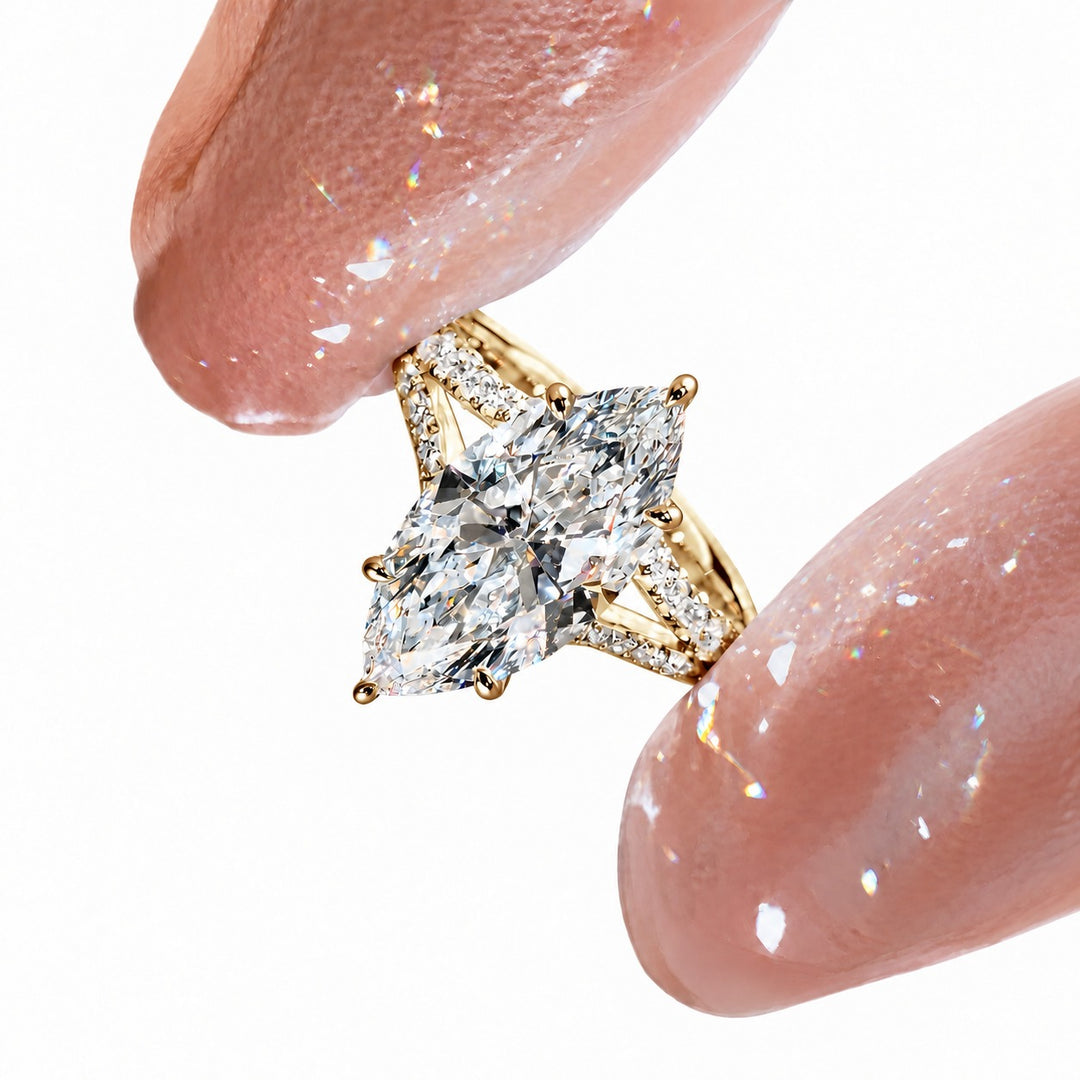 The Interlace in 14K yellow gold, close-up in hand