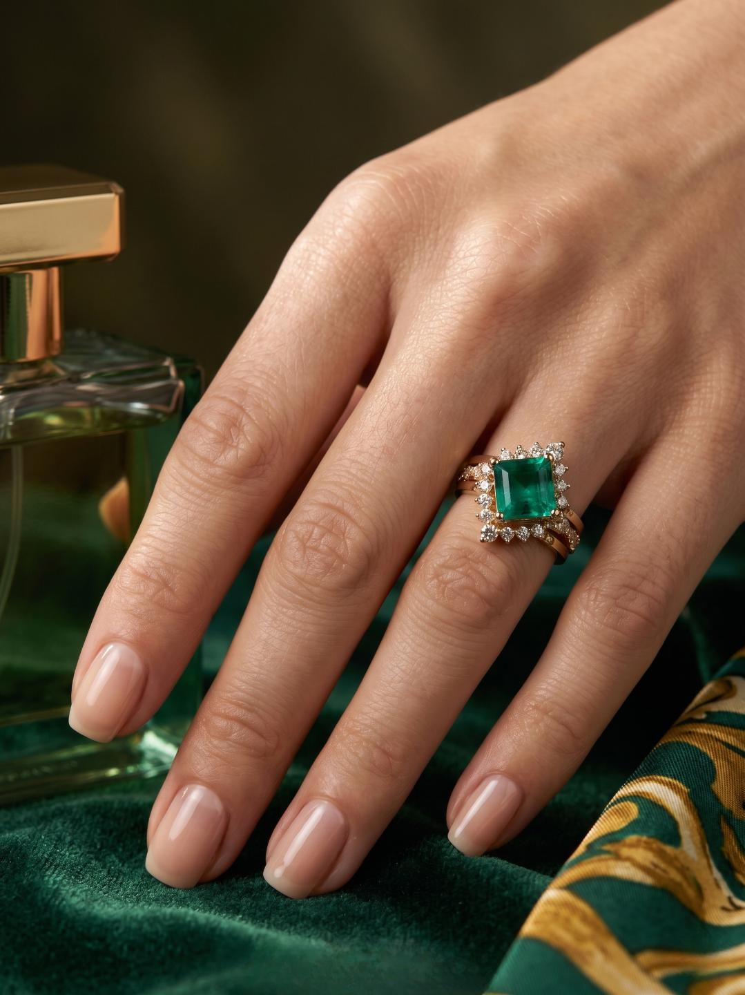 The Verdant Crown — Diamond Halo Emerald Ring (Twist Band)