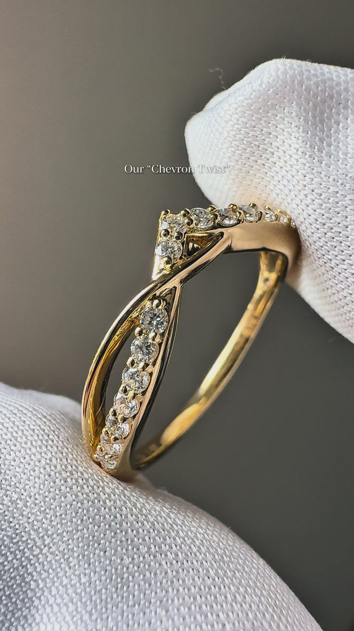 The Chevron Twist — 1.5mm Diamond Wedding Band (0.25ctw)