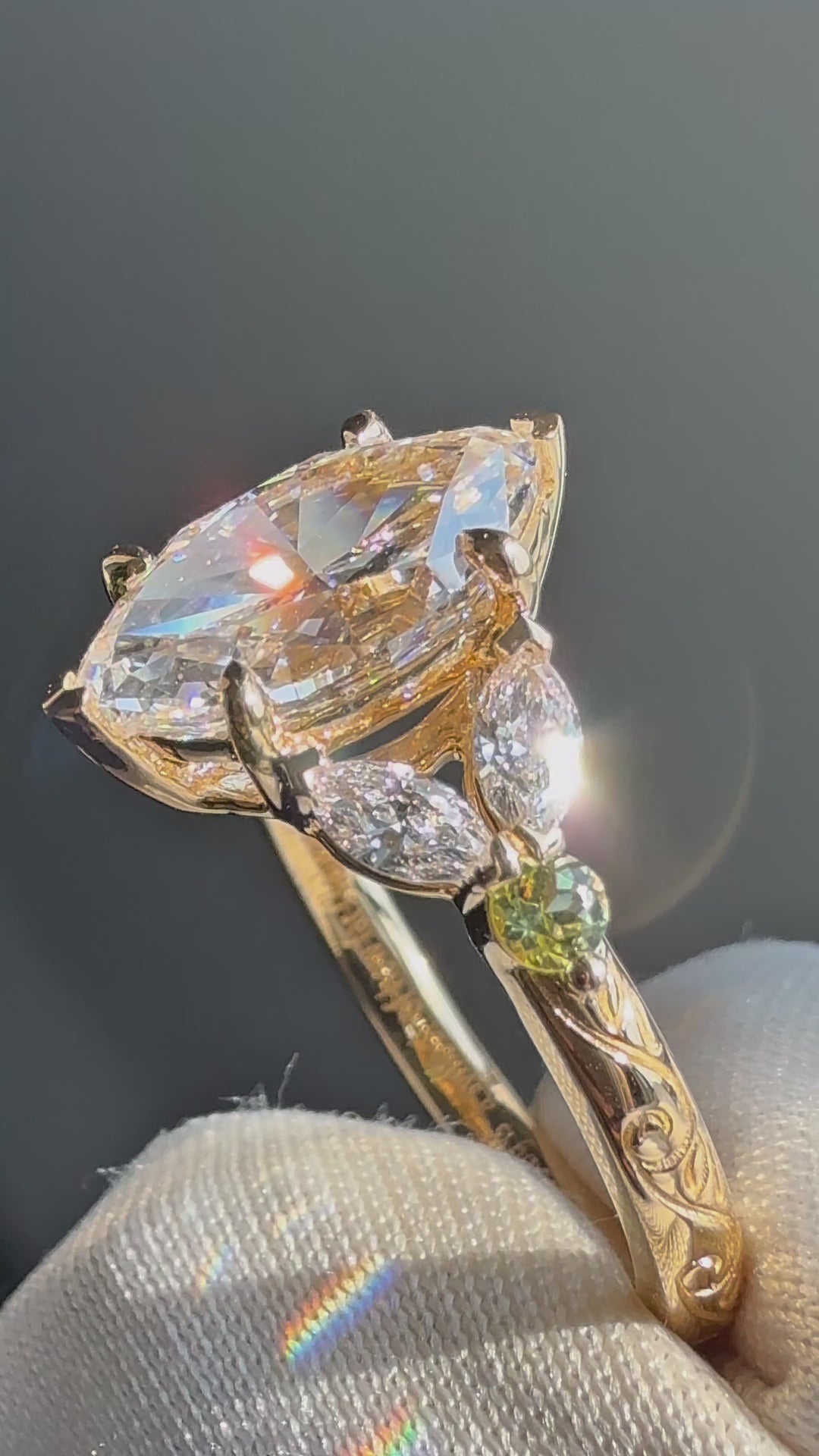 The Rapunzel in 14K yellow gold, peridot look — close-up detail [ld m=y look=peridot shot=close]