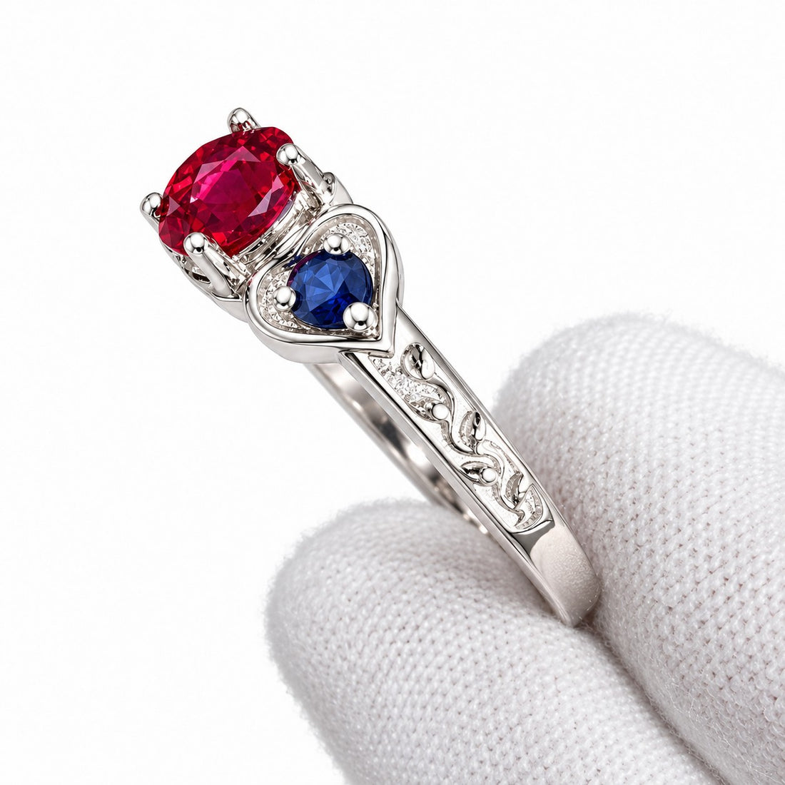 "Ruby & Sapphire" Three-Stone Ring in white gold, detail