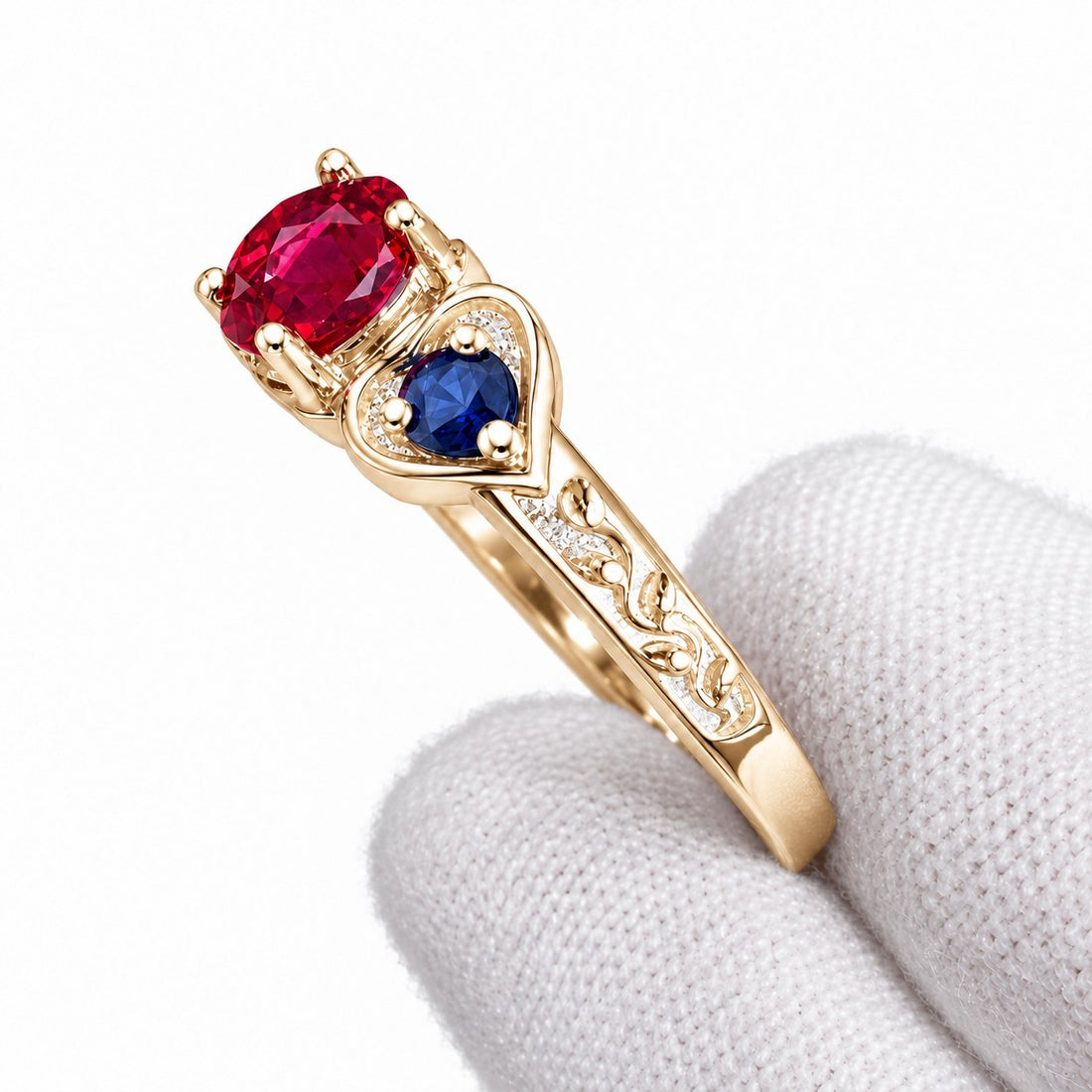 "Ruby & Sapphire" Three-Stone Ring in yellow gold, detail